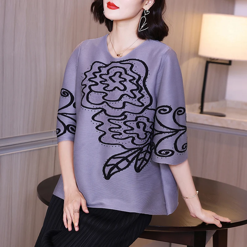 

Plus Size Tops 2021 Women Summer Round Neck Half Sleeve Embroidered Beading Miyake Pleated Loose T-shirt For Women 45-75kg