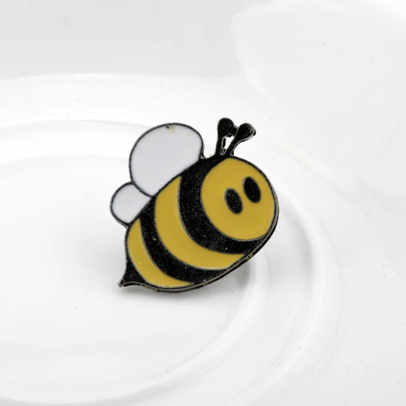 

Cute Cartoon Honeybee Pins Bee Creative Brooch значки Shirt Bag Lapel Badge 1pc Wholesale Aesthetic Enamel Pin Jewelry Gift