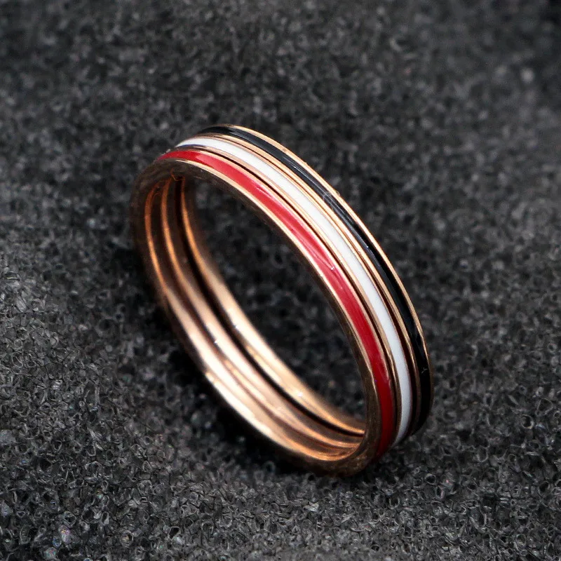 Кольцо женское титановое розовое золото 1 мм тонкое эмалированные модные