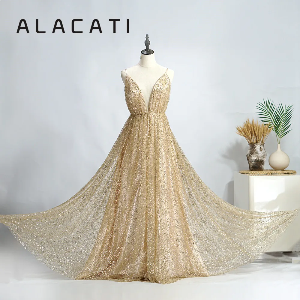 Сексуальное платье на бретельках с открытой спиной и роскошным сверкающим