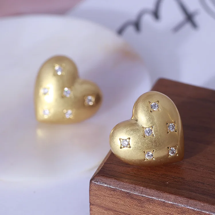 

European and American trend fashion retro golden small love heart inlaid diamond stud earrings