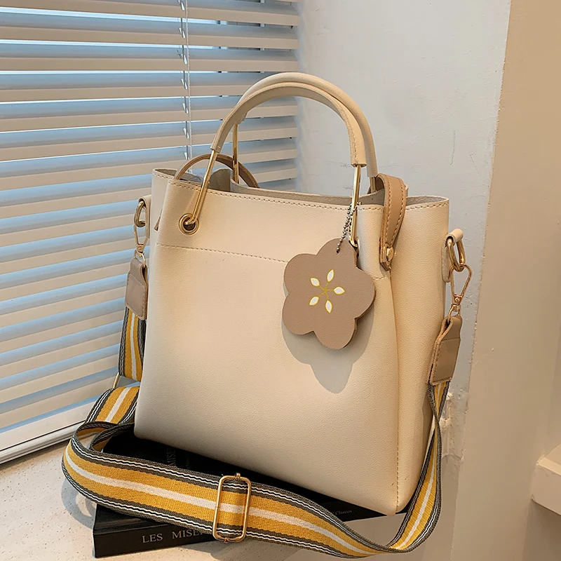 

Niche Design Bag Premium Messenger Bag 2021 New Fashion Handbag Shoulder Bag Large Capacity Tote Bag Bucket Bag Width: 25cm