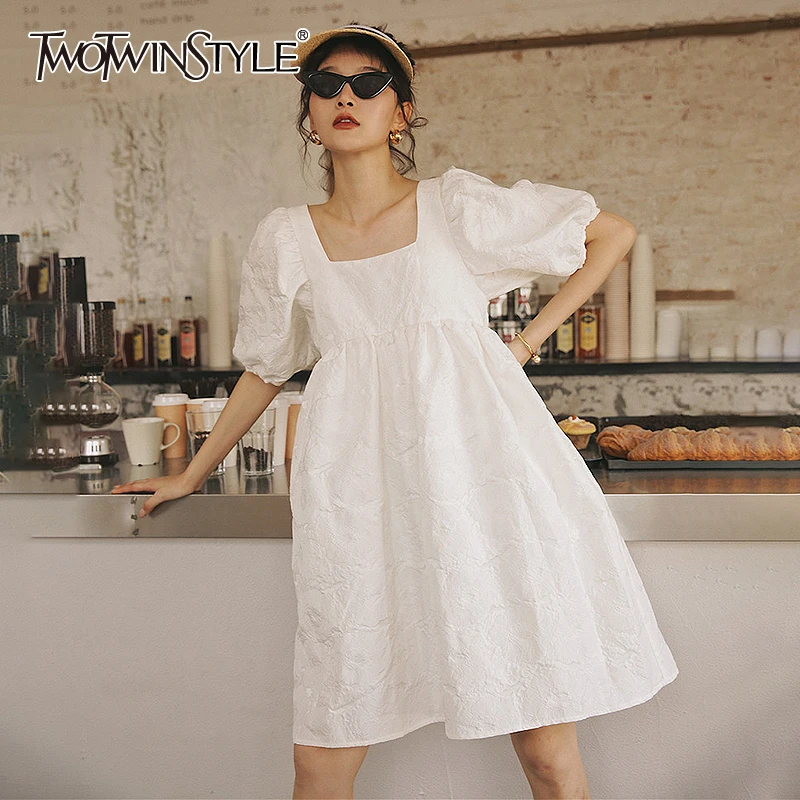 Женское платье трапеция TWOTWINSTYLE весеннее белое с квадратным воротником пышными