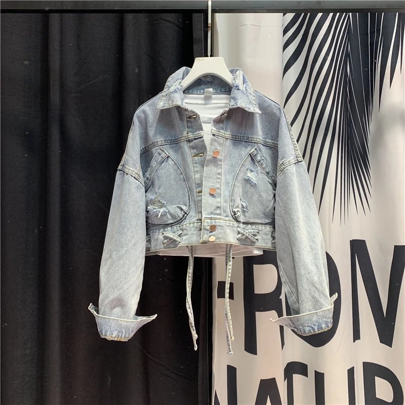 Женская короткая джинсовая куртка свободная в стиле ретро с дырками и завязками