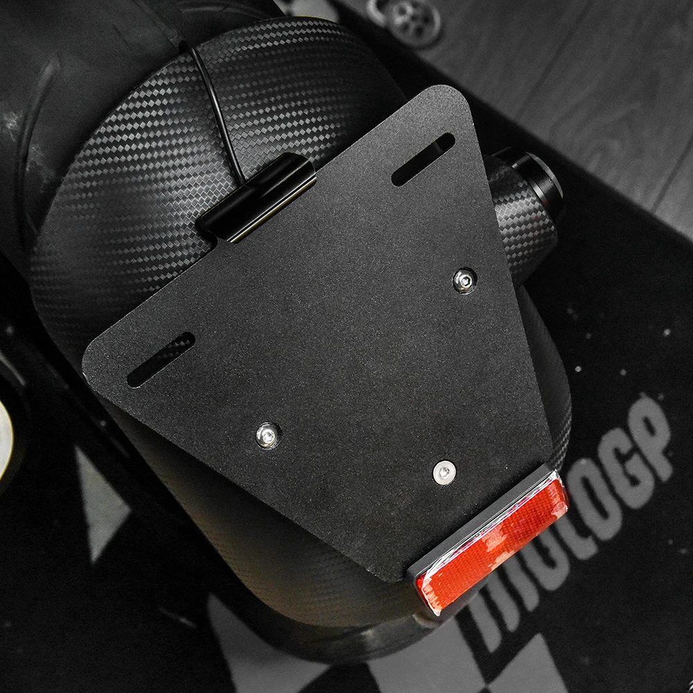 Брызговик бокового кронштейна со светодиодным держателем номерного знака для