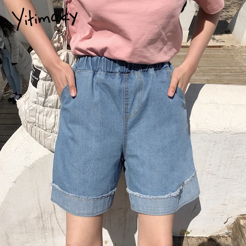 Женские джинсовые шорты свободные однотонные с высокой талией и бахромой на