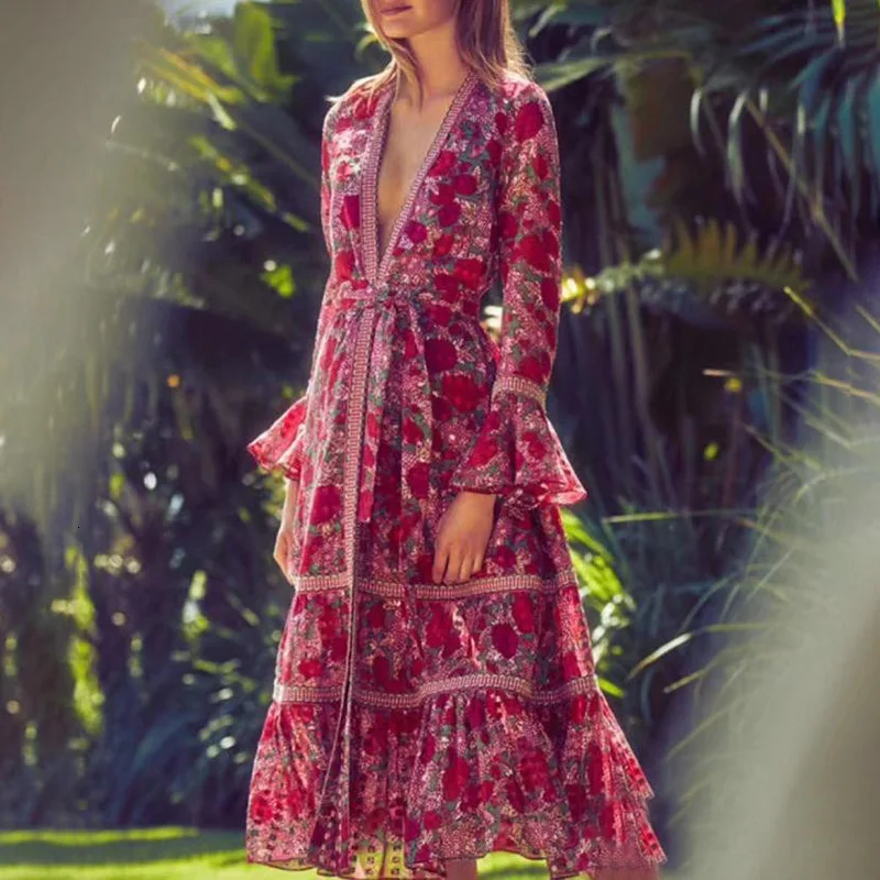 Летнее платье с запахом и оборками цветочным принтом расклешенными рукавами