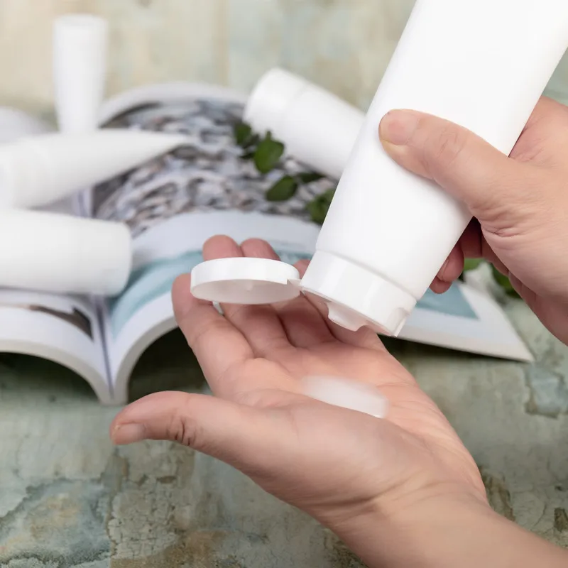 Белая пластиковая пустая мягкая бутылка для косметического крема лосьона