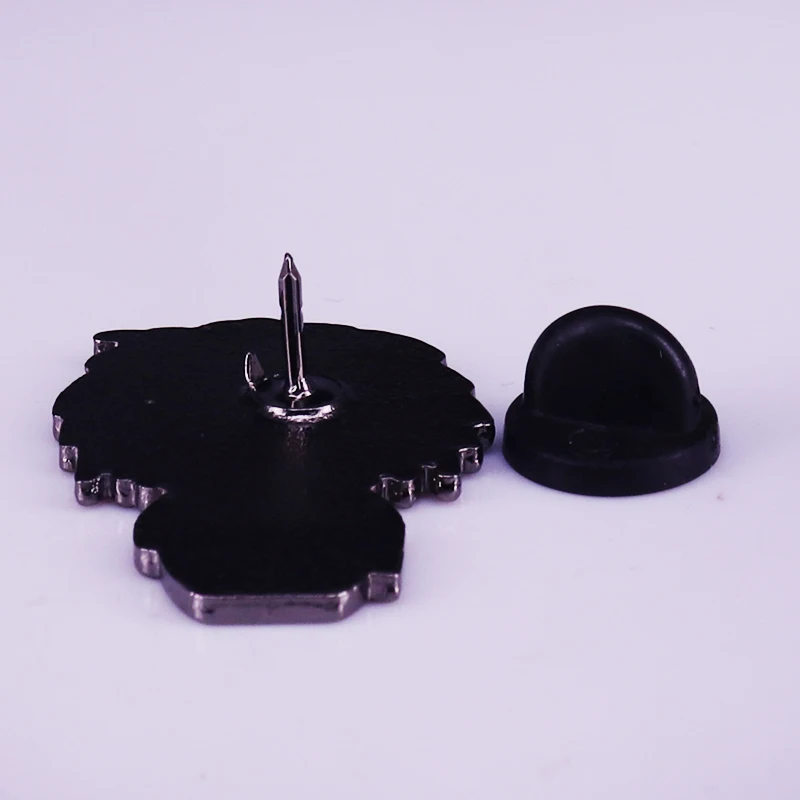 Чаки вдохновила брошь в стиле 80-х из фильмов ужасов отличное дополнение |