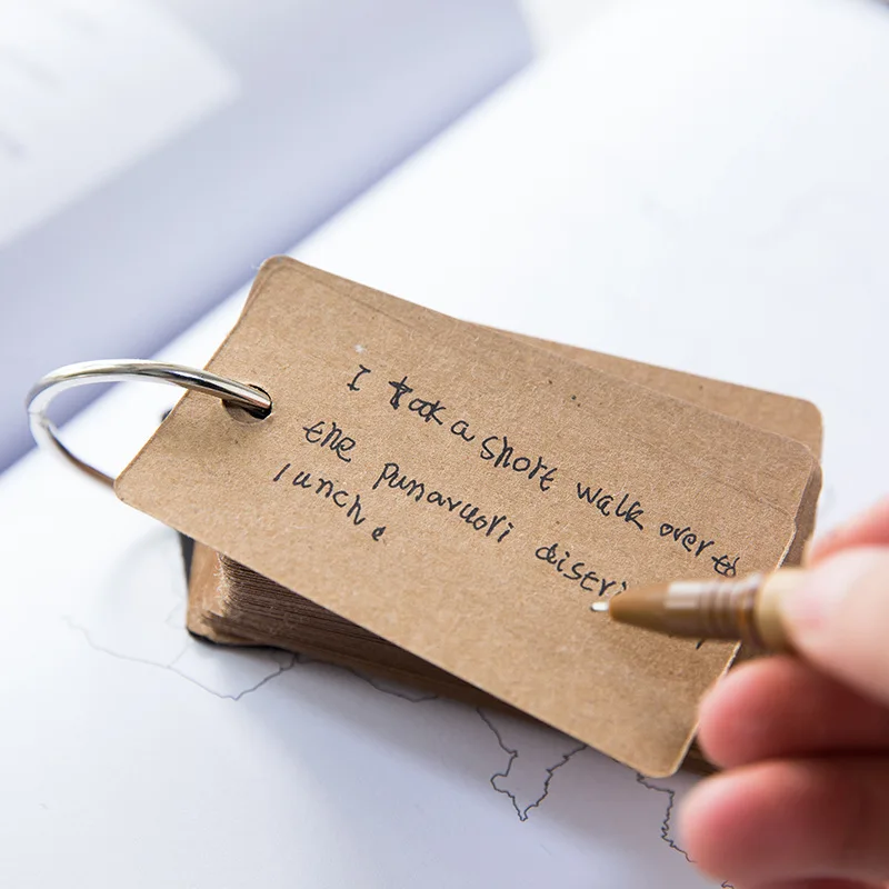 Простая и креативная крафт бумага легко приклеивается к маленькому блокноту в