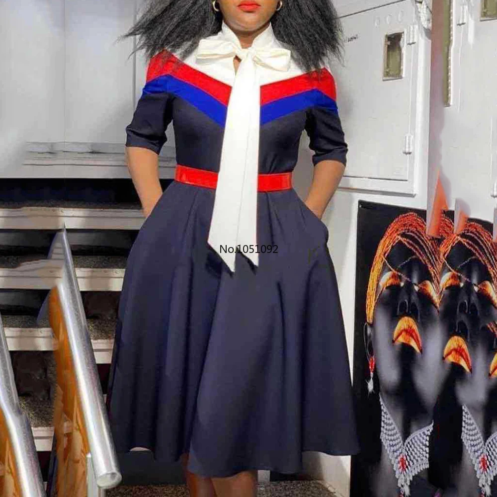 Женское платье темно синего цвета в африканском стиле с поясом и бантом полоску