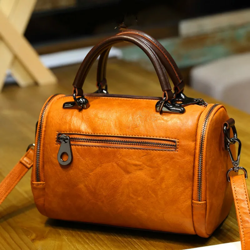 Сумка-тоут женская из натуральной кожи саквояж кросс-боди мягкой с подвеской в