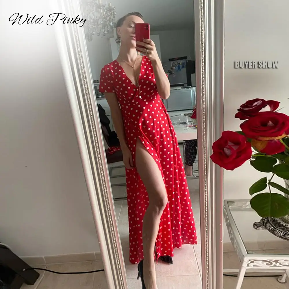 Фото Платье WildPinky женское длинное в горошек, повседневное макси в стиле бохо, с разрезом и коротким рукавом, уличная одежда, черный цвет, на лето, ... №2