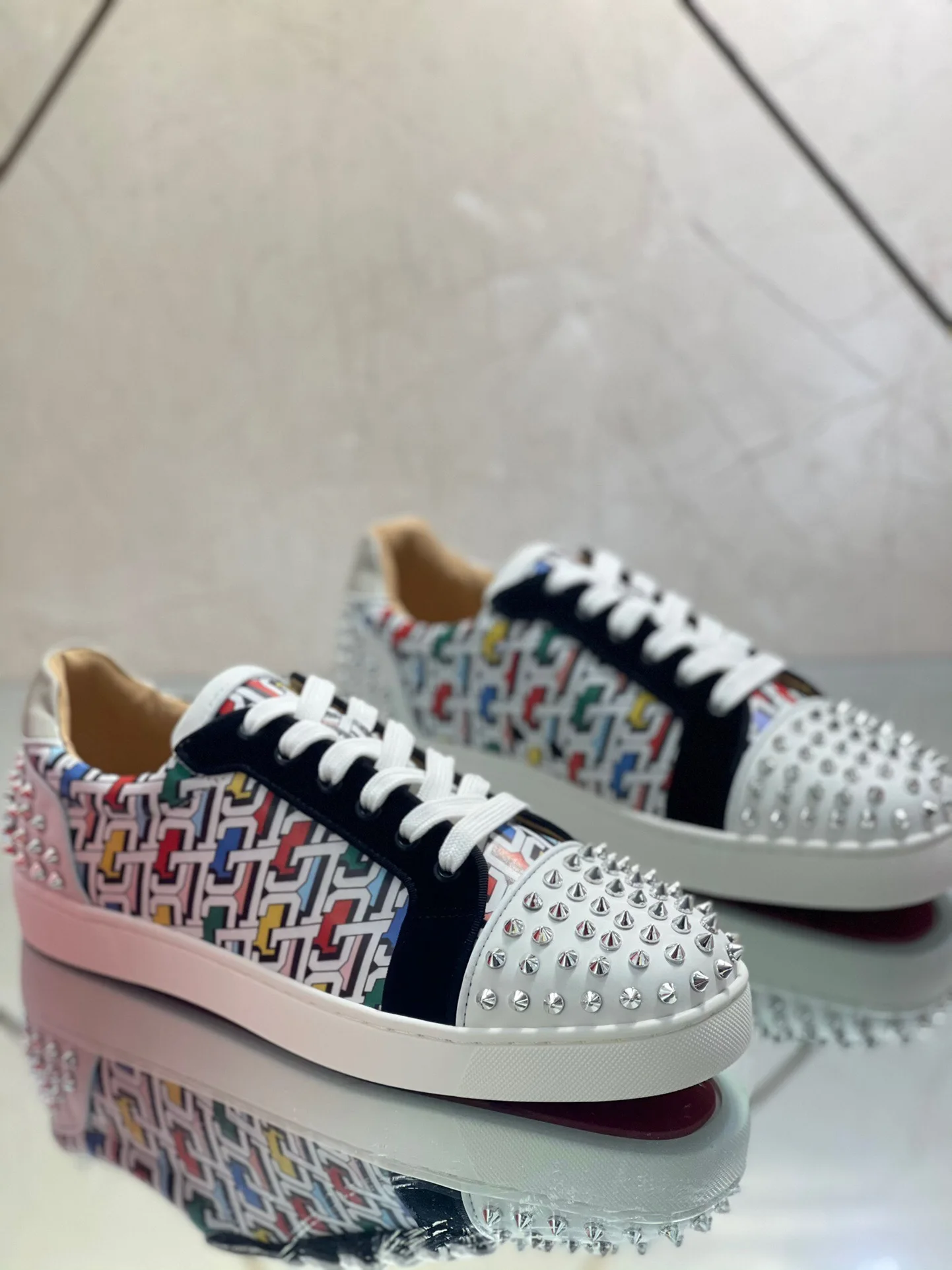 

Low Cut Red Bottom White Net Leather Sports Shoes Men Casual Flats Loafers Silver Rivets Toecap Graffiti Heel Outdoor Sneakers