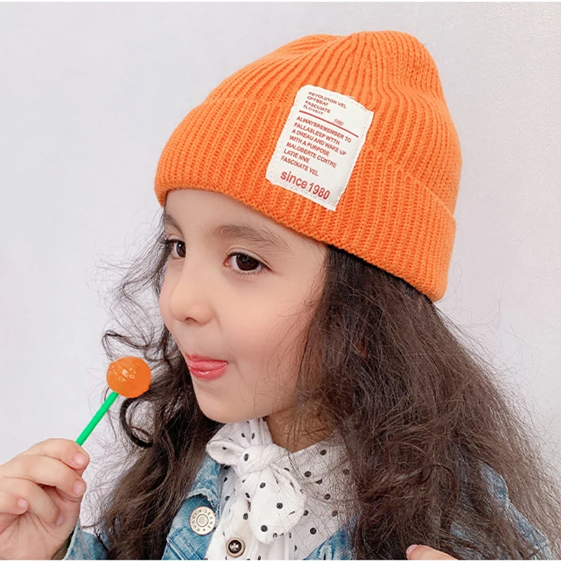 Шапка вязаная детская осенне-зимняя однотонная с буквенным принтом | Детская