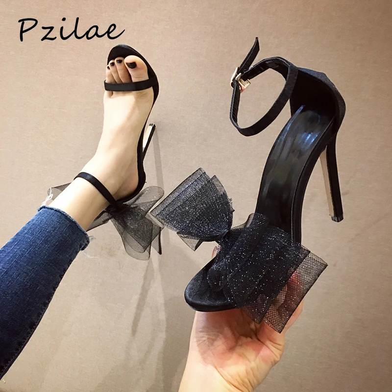 Модные женские босоножки Pzilae на тонком высоком каблуке 2020 черные белые атласные