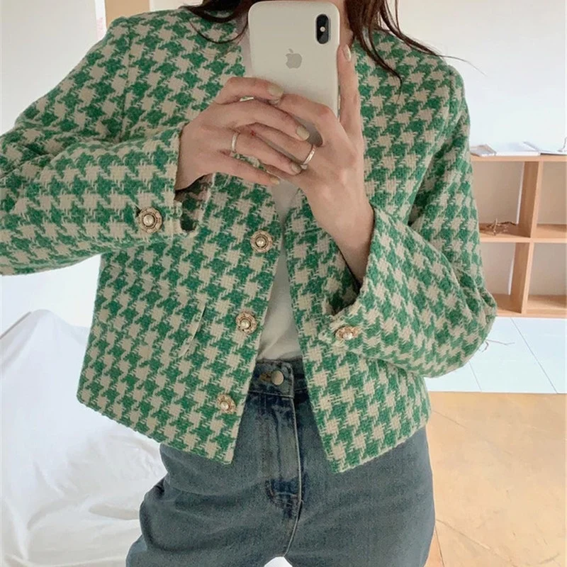 

Женское твидовое короткое пальто с жемчужной пряжкой