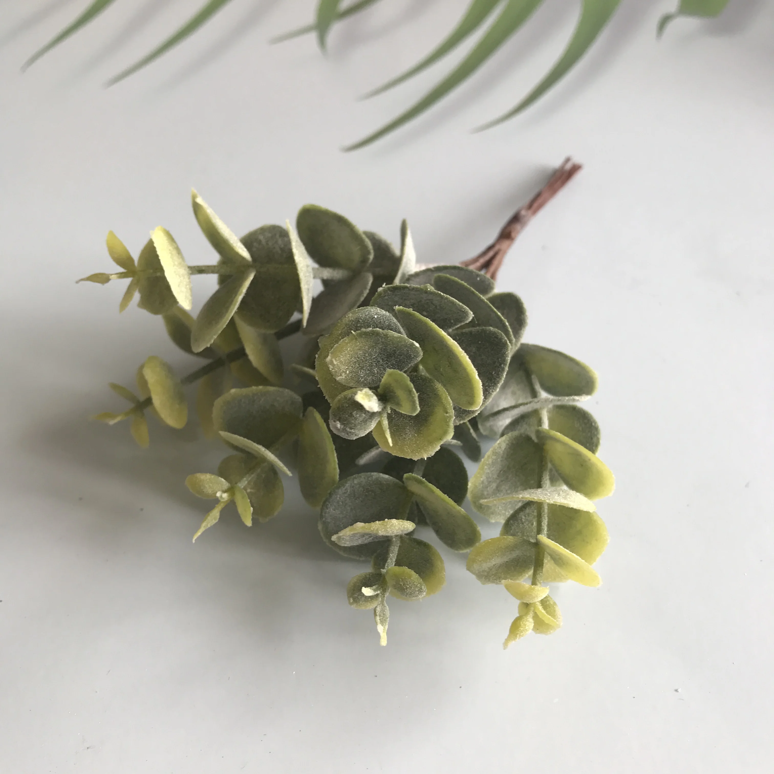 

Искусственный папоротник из пластика