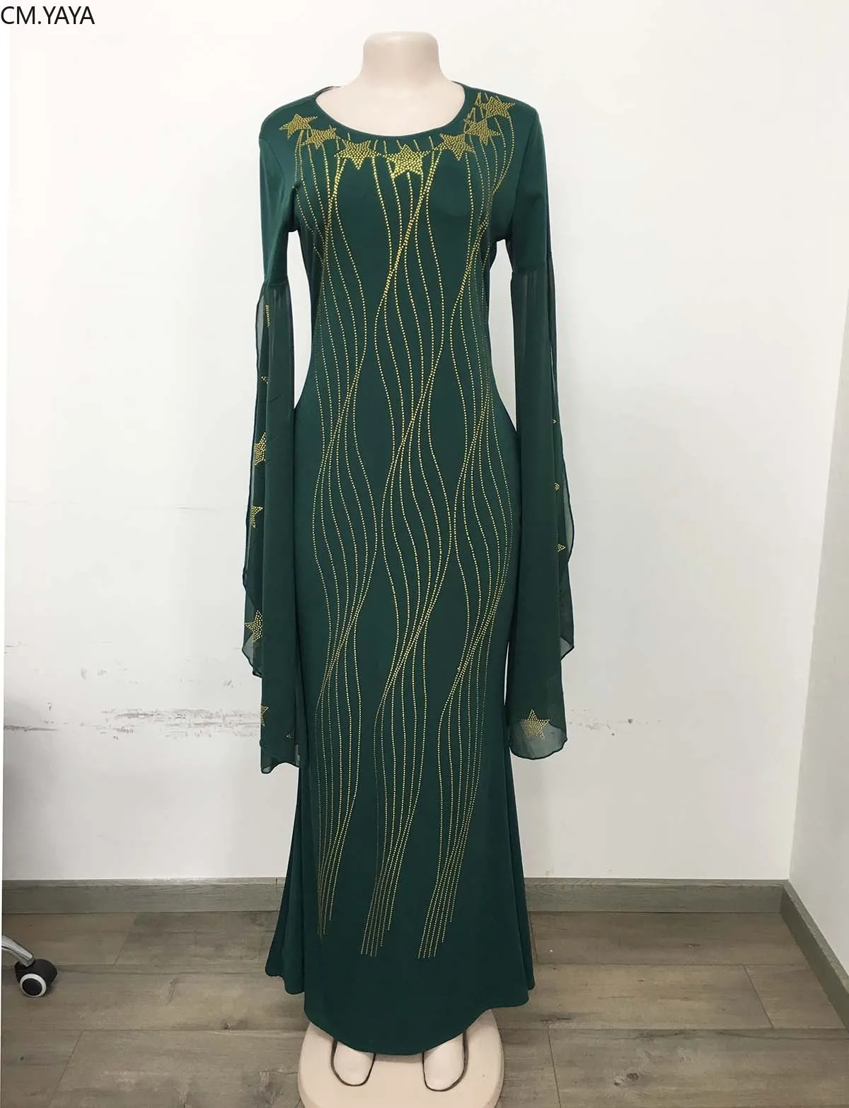 Женское вечернее платье макси с разрезом расшитое стразами длинным рукавом в