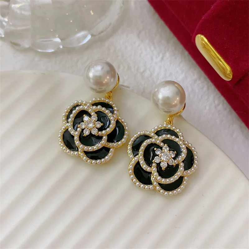 

Camellia Pearl Earrings Women's S925 Silver Needle, Copper Plating Gold Plating, High Sense Retro Fragrance Earrings Luxury Gift