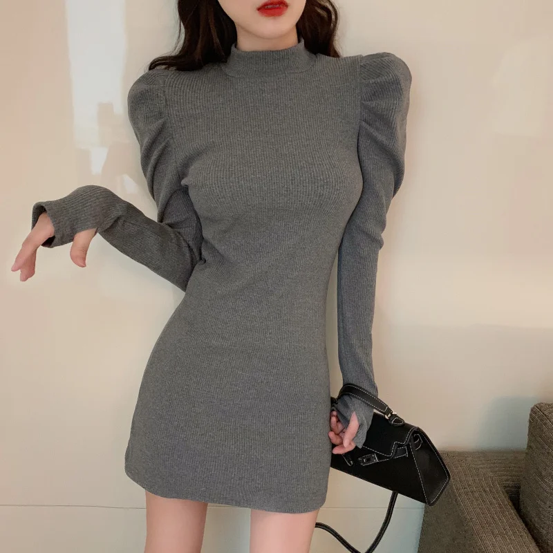 Облегающее трикотажное платье свитер с высоким воротом черное пышными плечами