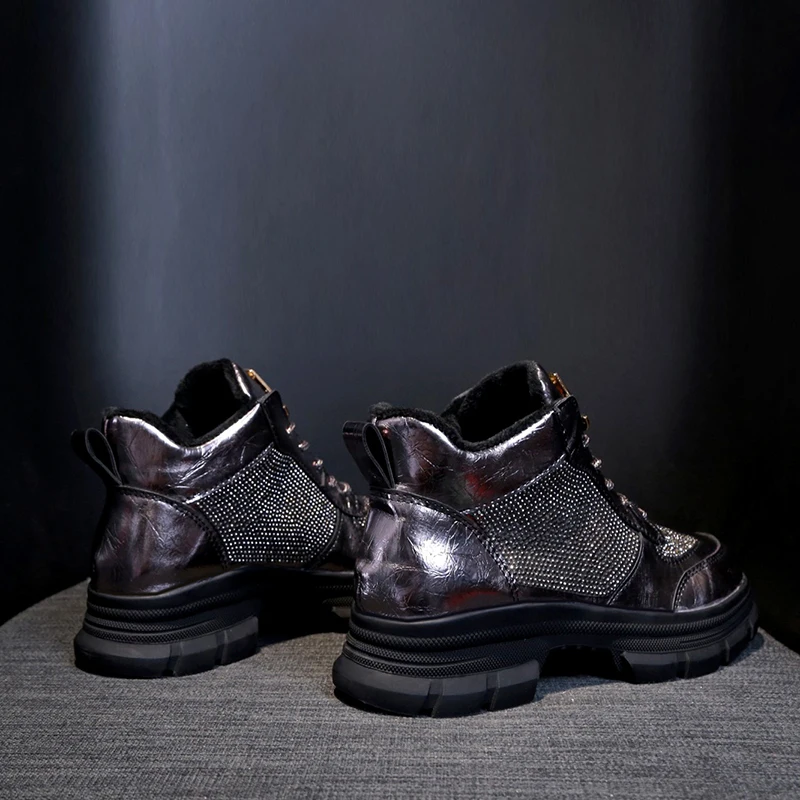 Модные ботильоны с металлическим украшением женская обувь из лакированной кожи