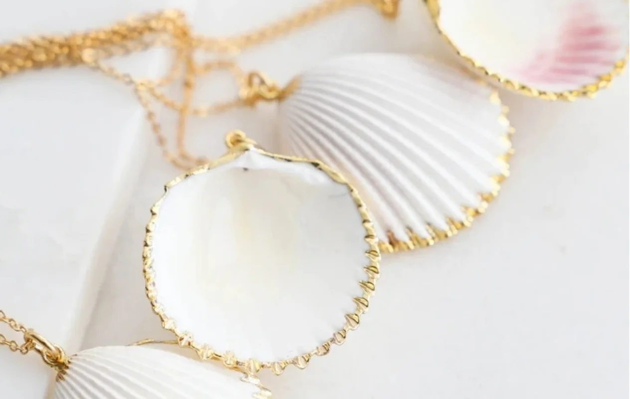 

Natural Scallop Shell Pendant Bohemia Necklace Gold Color Plated White Sea Shell Necklace Female Summer Beach Style Jewelry