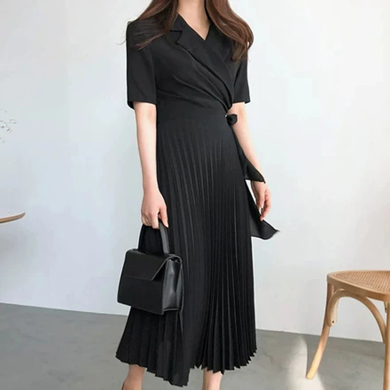 Женское плиссированное платье средней длины с коротким рукавом и высокой талией