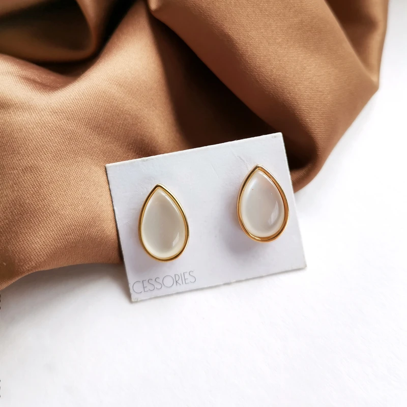 Женские серьги гвоздики из металла с золотым покрытием и прозрачным