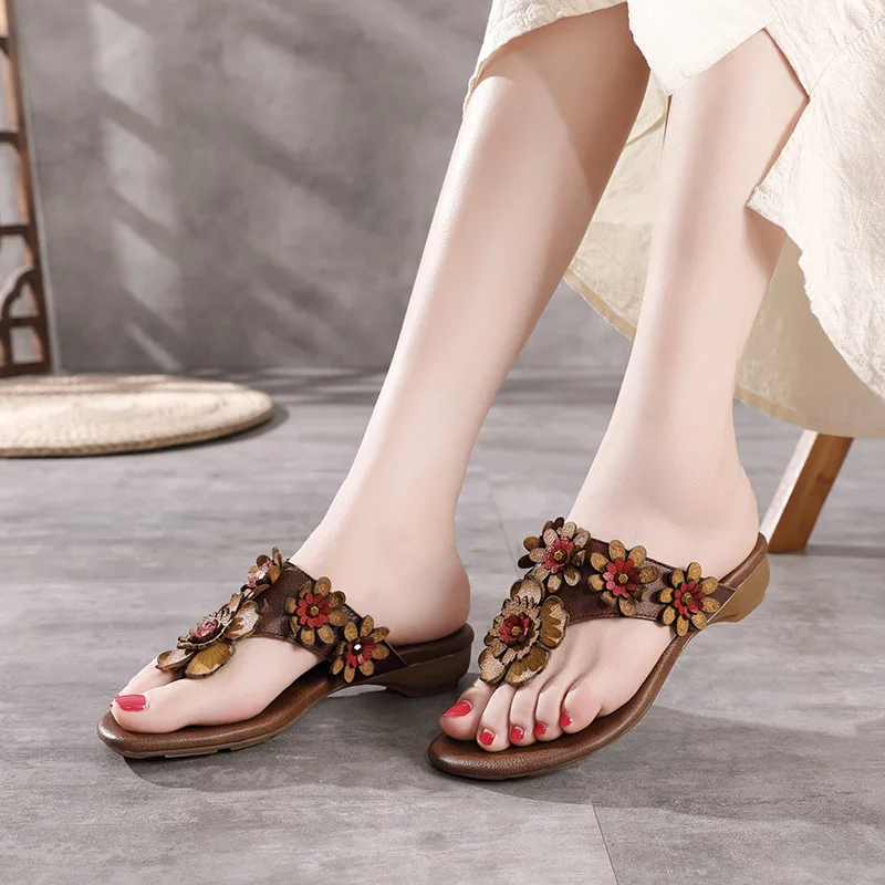 Женские шлепанцы из натуральной кожи Johnature с заклепками и цветами для улицы