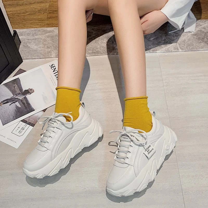 Женские кроссовки на массивной подошве модные дизайнерские удобные кожаные