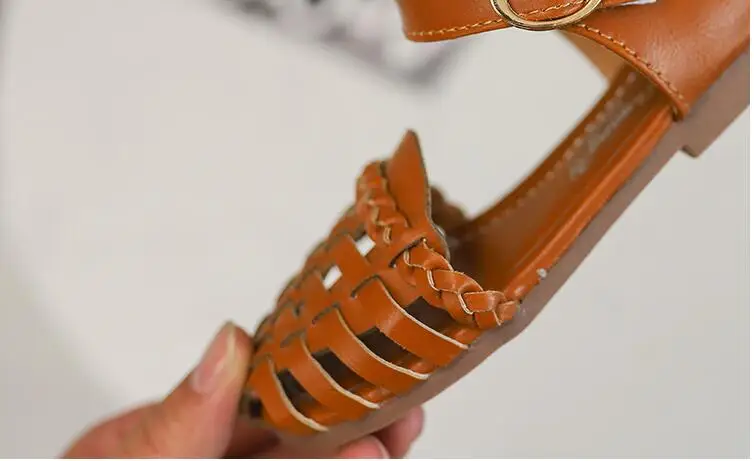 Новые кожаные сандалии для девочек летние открытые детские пляжные маленьких