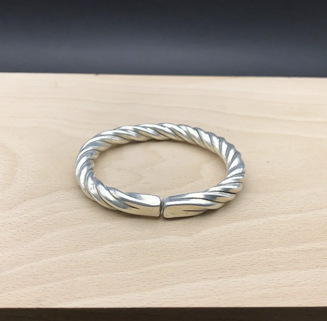 

Pure handmade Miao silver Mahua bracelet, fashionable and versatile plain Bracelet