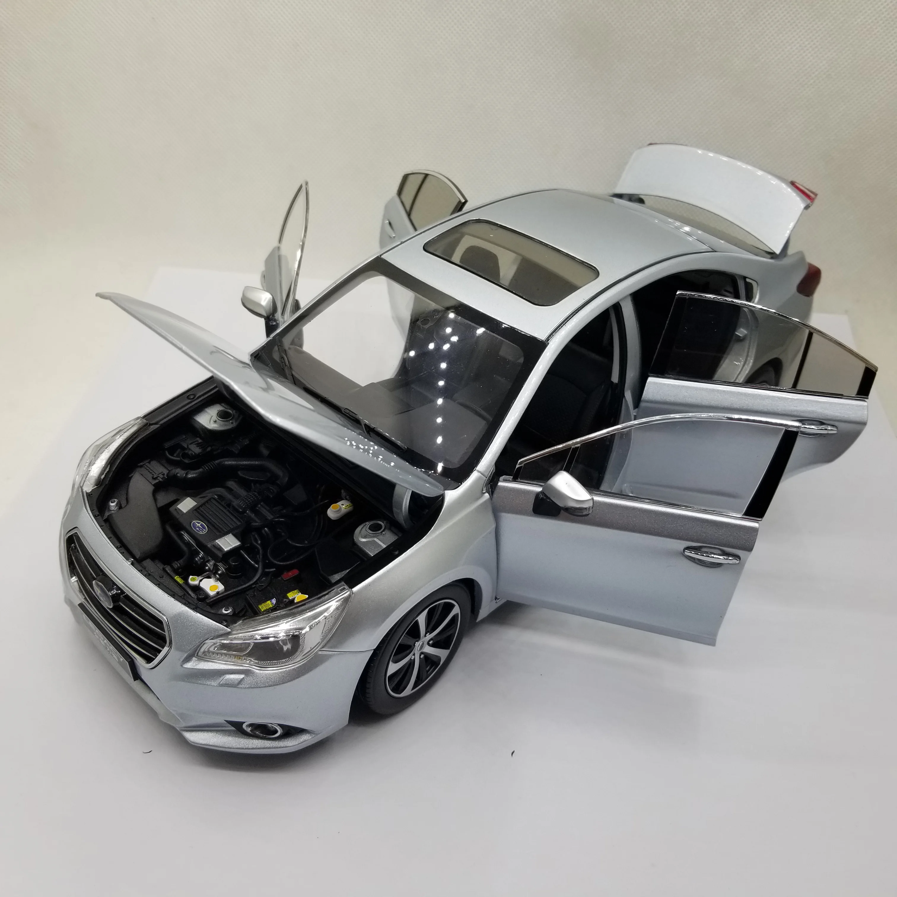 Модель литая в масштабе 1:18 для Subaru Legacy 2017 Sport Sedan игрушечная машинка из сплава