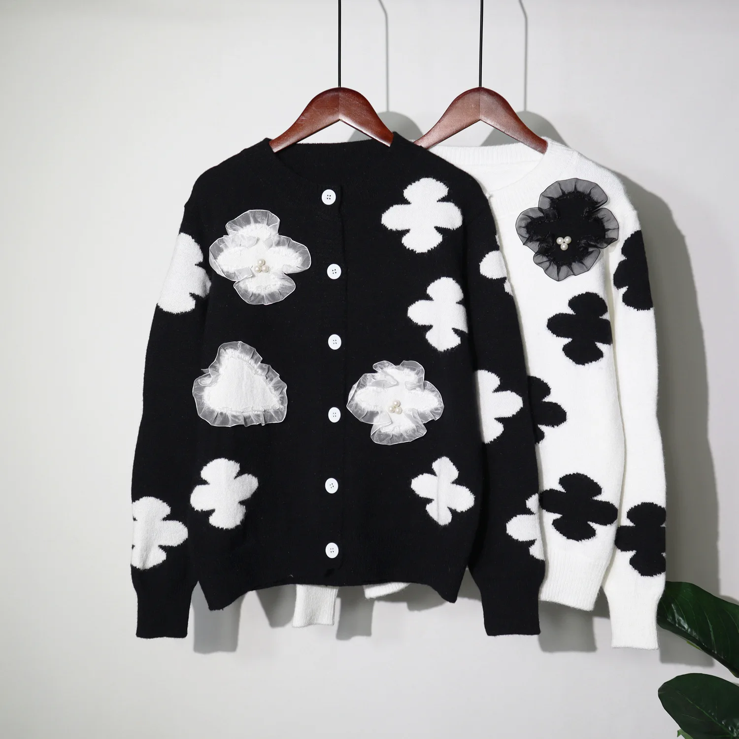 

New winter 2021 flowers gauze nail bead knitting cardigan han edition loose women fashion design feeling sweater coat