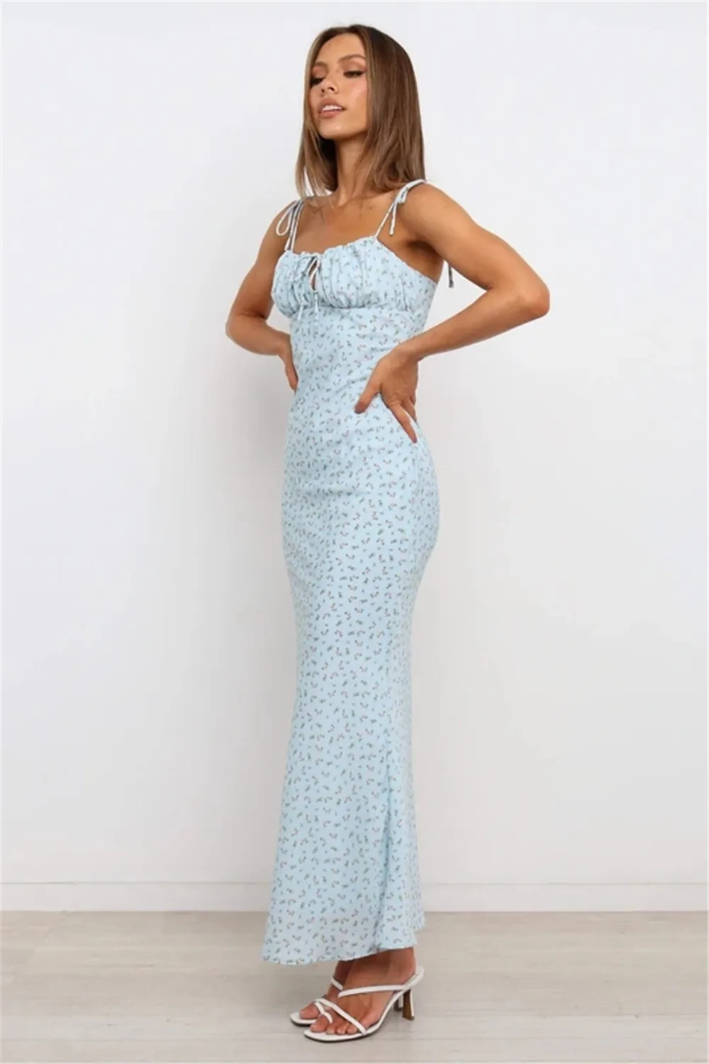 

2021 new explosive sexy crushed flower pleated halter top strap, dress