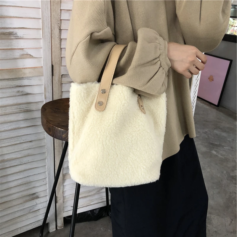 

Fashion Lambswool Large Totes Designer Women Handbags Luxury Soft Girl Shoulder Bag Big Capacity Female Buckets Purse Winter Q1