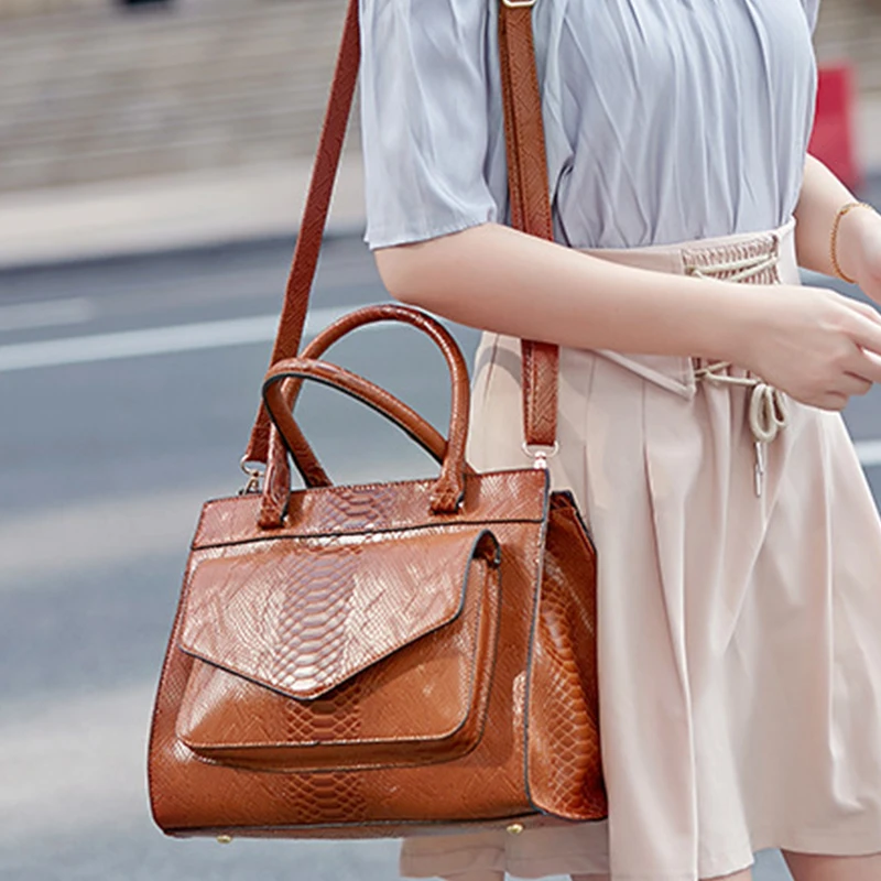 Винтажная женская сумка из змеиной кожи коричневая мессенджер на плечо модная