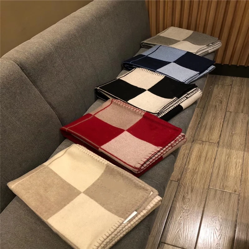 

European and American nobles luxury thickening H blanket 1520 g H shawl scarf thick air conditioning sofa aircraft blanket