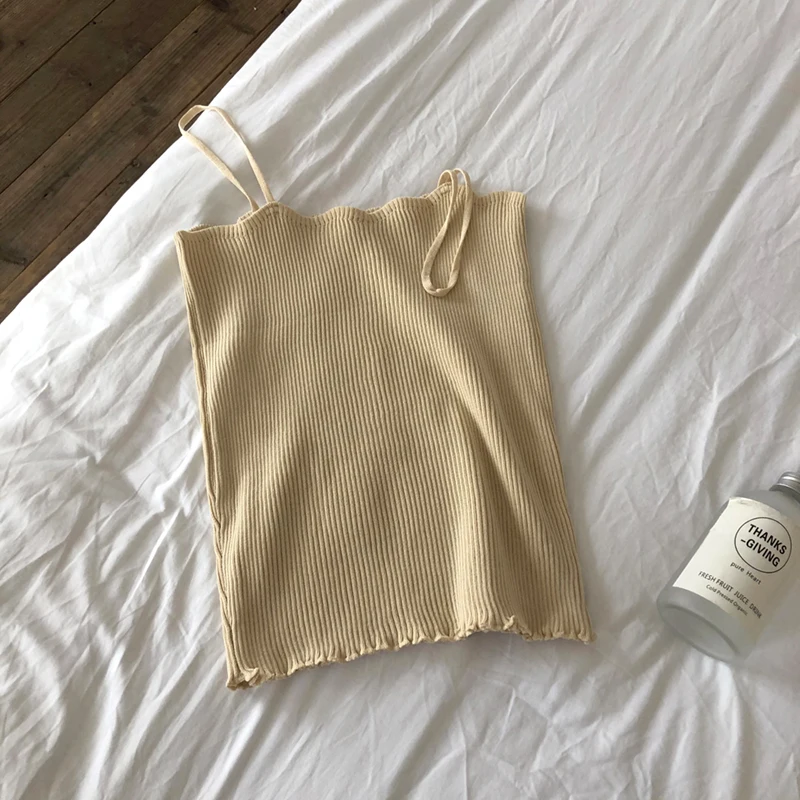 Майка на бретелях-спагетти однотонная короткая женская летняя пикантная тонкая