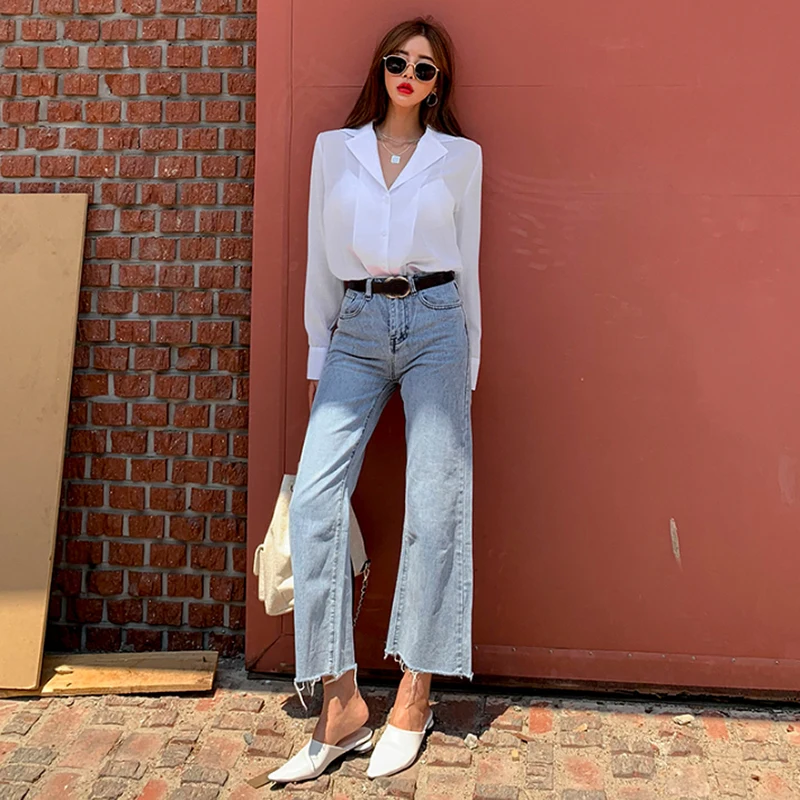 Женские джинсы с потертостями на подоле свободные из 100% хлопка большим подолом в