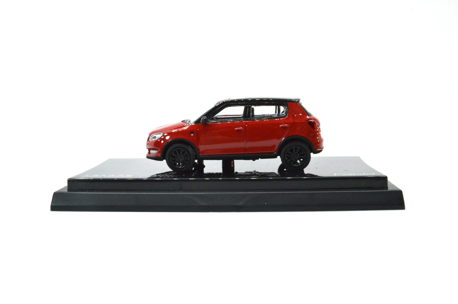 Новинка 2015 г. красная Игрушечная машина Skoda Fabia в масштабе 1:64 масштаб 1 64