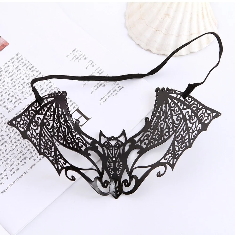 Металлическая маска с бриллиантами