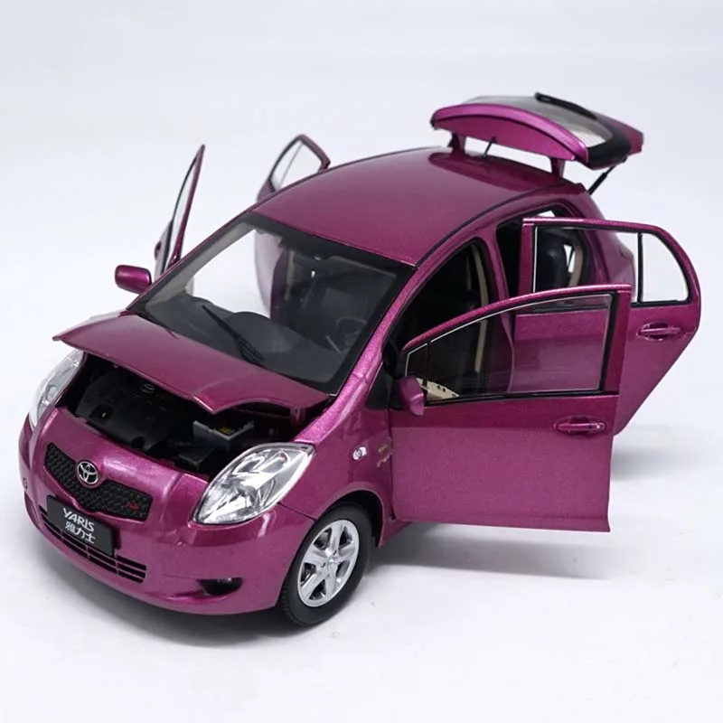 Модель автомобиля в масштабе 1:18 шестидверный открывающийся автомобиль TOYOTA YARIS