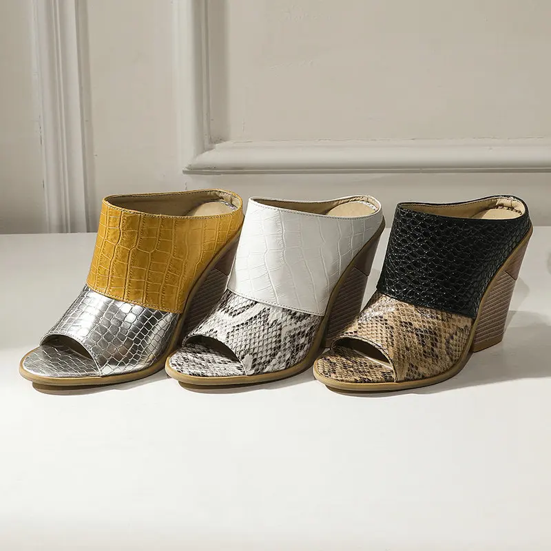 Сандалии женские на танкетке с открытым носком удобные модные тапочки цвет