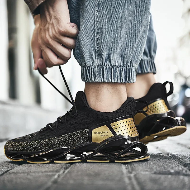 Мужская Спортивная обувь размера плюс с амортизатором черного и золотого цвета