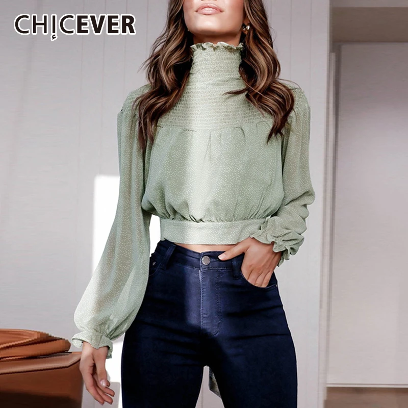 Женская короткая блузка с оборками высоким воротником и рукавами