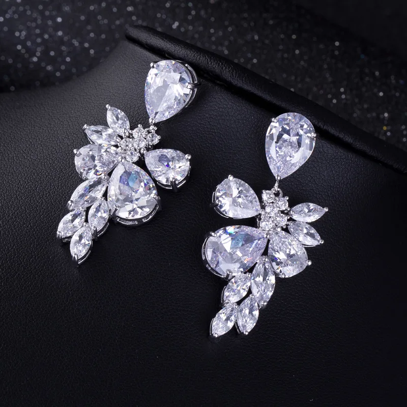 Свадебный комплект из колье и серёг с блестящими цветами кубическим