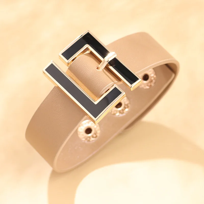 Женский широкий кожаный браслет черный геометрической формы с металлической