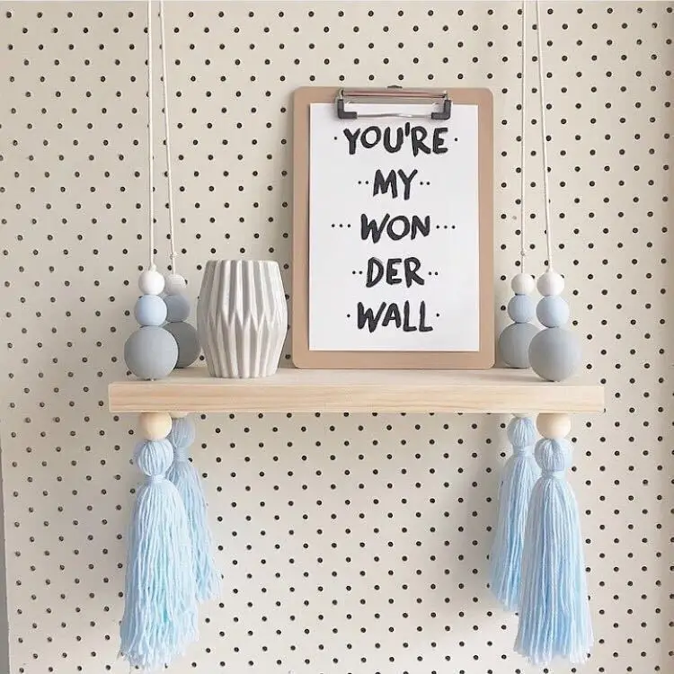 Деревянный стеллаж для хранения кисточек с бусинами в скандинавском стиле